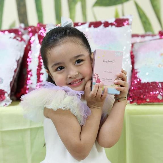 Дочка  самой красивой филиппинки  в свои 5 лет превзошла мать как по красоте, так и по популярности (фото)