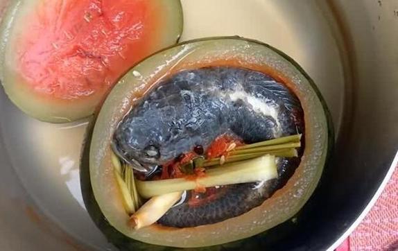 Женщина потушила рыбку в арбузе. Конечно, необычно, но на фото блюда стоит посмотреть