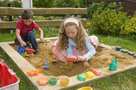 Дети выросли, а песочница на даче пустует? Не спешите ломать. Ее можно превратить в отличную грядку для овощей
