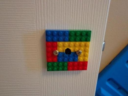 Двери детской преобразила с помощью необычных ручек: смастерила их из конструктора Lego
