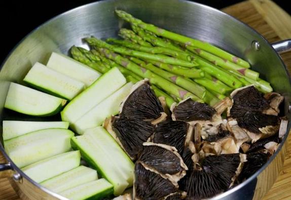 Жареные овощи и грибы с соусом из пармезана: любимое блюдо моей семьи