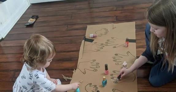 Молодая мама устроила маникюрный салон для детей в самоизоляции и покорила Сеть