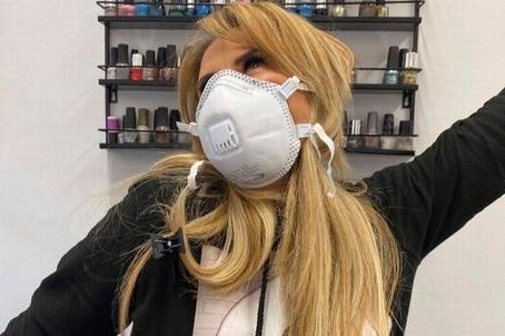 «Я волнуюсь за людей на карантине!»: косметолог рассказала, как один домашний продукт может решить проблемы с волосами и ногтями