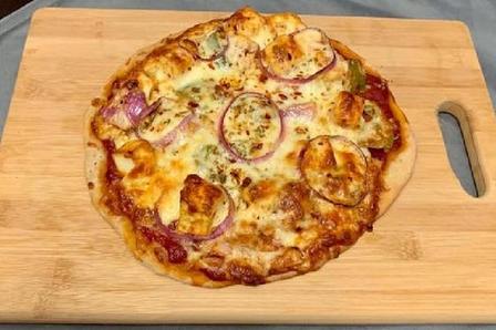 Воздушное тесто и необычная начинка: рецепт пиццы с паниром, луком и специями