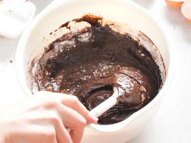 Неправильное смешивание ингредиентов: 8 ошибок выпечки, которые портят пирожные брауни
