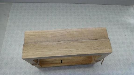 Из двух деревянных рамок я сделала красивый органайзер для сережек: теперь они не потеряются, и выбирать очень удобно
