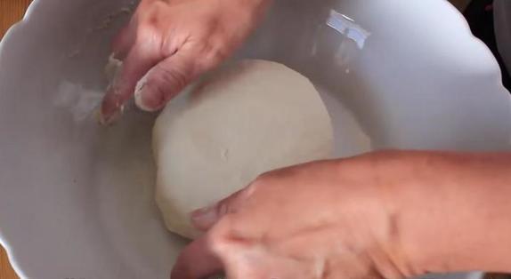 Для начинки мясо отвариваем, перекручиваем, добавляем вареное яйцо: как чехи готовят «русские» пельмени