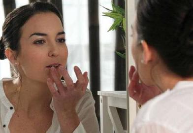 Сорокалетие вносит свои коррективы в макияж: эксперты советуют избегать матовых и порошковых продуктов