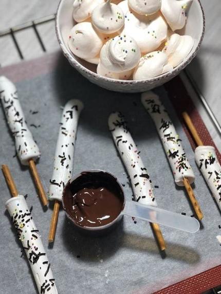 Десерт на съедобной палочке: как приготовить безе, с которым можно гулять по всей квартире