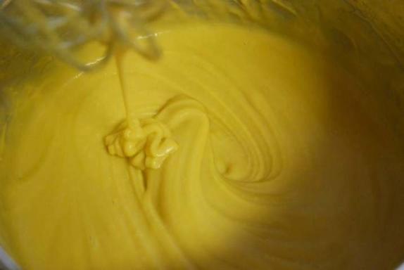 Нежные кексы с хрустящими шариками и жидкой карамелью: рецепт необычной сладости