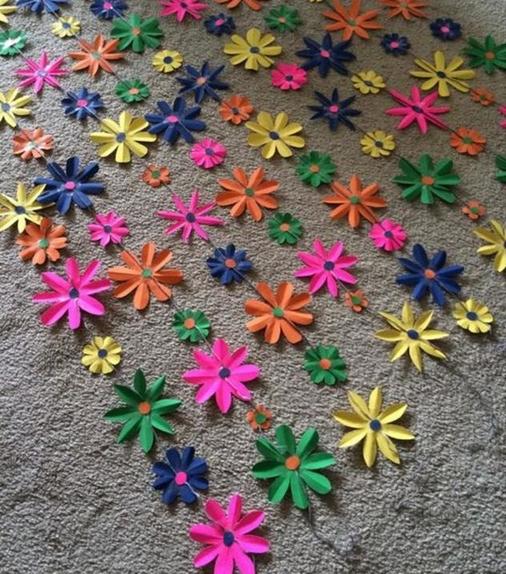В детской комнате сделала милую и красочную штору из бумажных цветов: получилось очень симпатично