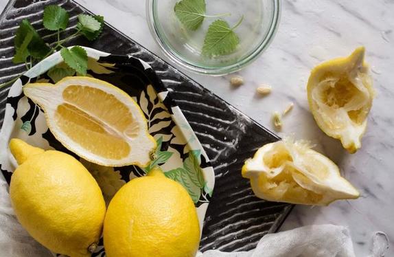 Раньше я выбрасывала ненужные части лимонов, но со временем научилась их использовать: например, из корки можно сделать порошок