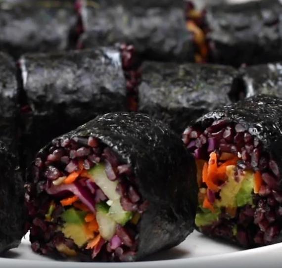 Вегетарианскае роллы с черным рисом - блюдо, от которого трудно отказаться: пошаговый рецепт