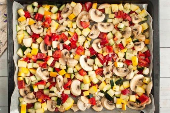 Даже не думала, что простые овощи могут быть такими вкусными. Запекаю перец, кабачок и грибы со специями и маслом