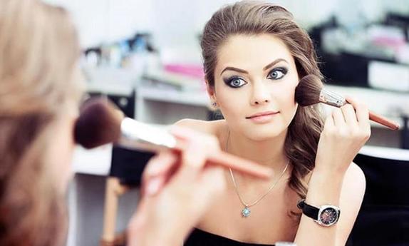 Косметика или парень - 57 % девушек выберут первое: 7 фактов о том, как макияж влияет на личную жизнь женщин