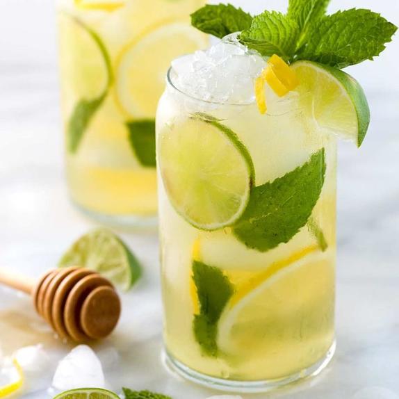 Вместо воды часто пью летом холодный чай с лимоном, мятой и медом: он очень вкусный, освежающий и полезный