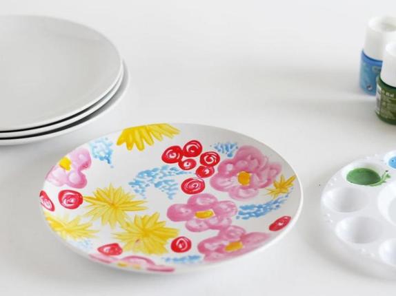Решила расписать белые тарелки и сделала их красивыми и яркими к лету: их потом можно использовать для еды и помещать в посудомоечную машину