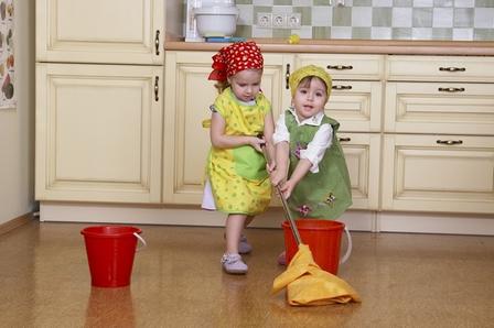 Работа по дому повышает самооценку ребенка, и даже двухлетний малыш может помогать маме