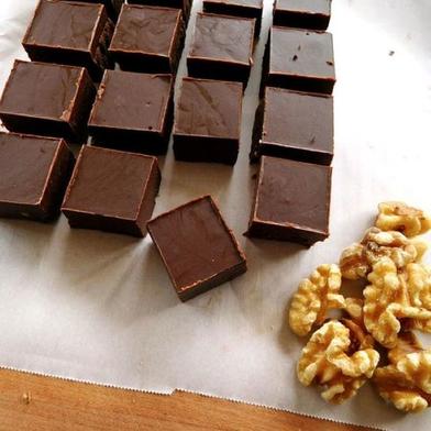 Приготовила детям  Шоколадную бомбу  с грецкими орехами: больше они не просят покупных конфет