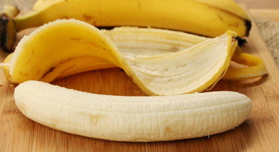 Банановую кожуру не выбрасываю – заливаю ее водой и настаиваю. Получается отличное удобрение для перца и других культур