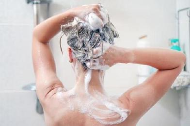 Оказывается, всю жизнь мыла голову неправильно: стилист рассказал, что делать, чтобы волосы были как после салона