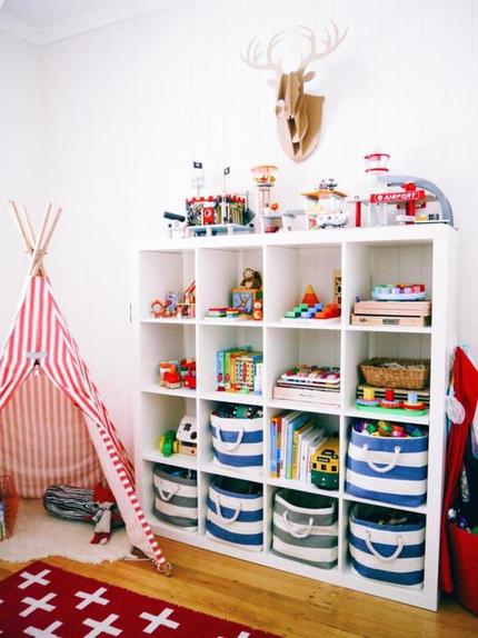 Коробки для хранения и яркие цвета. Как сделать комнату ребенка стильной и уютной