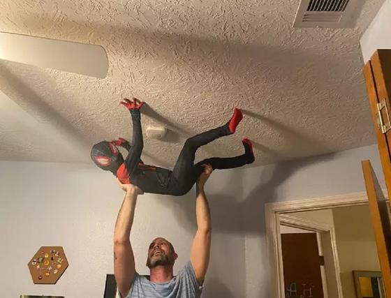 Папа отфотошопил снимки сына, чтобы помочь ему стать настоящим человеком-пауком