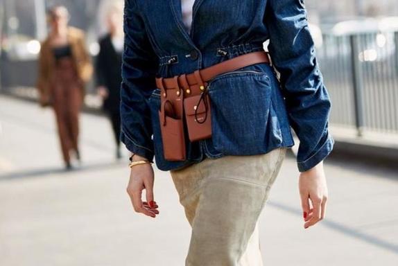 Сделала из кожи модную сумочку, которую удобно носить на ремне: по простой инструкции можно сделать несколько таких же сумочек разного размера