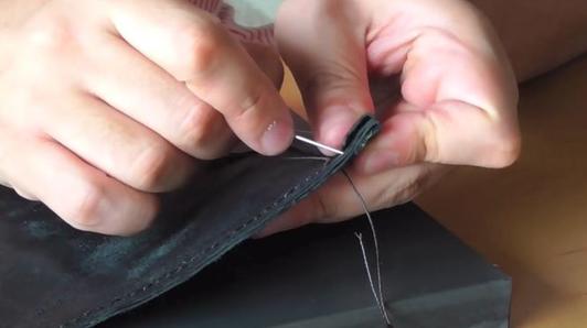 Сделала из кожи модную сумочку, которую удобно носить на ремне: по простой инструкции можно сделать несколько таких же сумочек разного размера