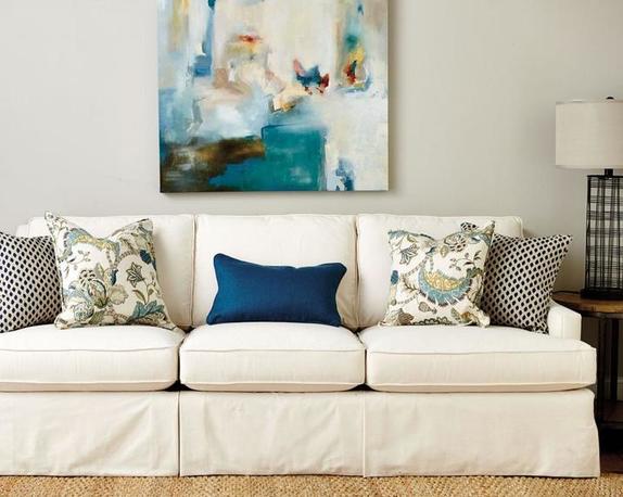 Как украсить диван, чтобы он стильно смотрелся? Используйте нечетное количество подушек, среди них пусть будут  главная  и  джокер 