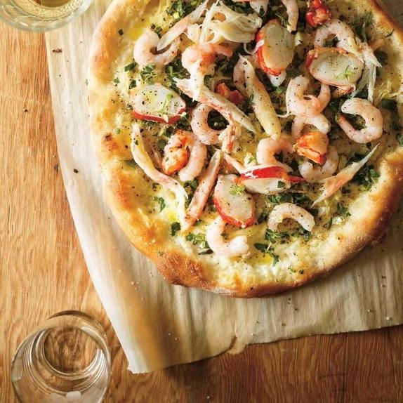Пицца из простых морепродуктов готовится меньше часа и отлично подходит для летнего ужина