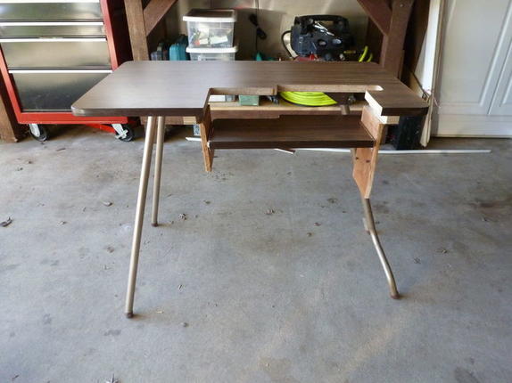 Долго не могла подобрать стол для швейной машины, но муж придумал, как переделать обычный: получилось очень удобно