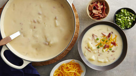 Кладу в суп запеченную картошку, бекон и сыр. Даже муж, который не признает супы, просит добавки