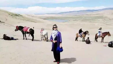 Вместо того чтобы сидеть на солнышке в кресле-качалке, 76-летняя бабушка путешествует на мотоцикле по тибетской пустыне