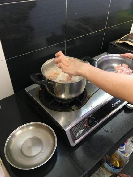 Сытное блюдо по рецепту из Азии: ароматный рис, мясо и арахис