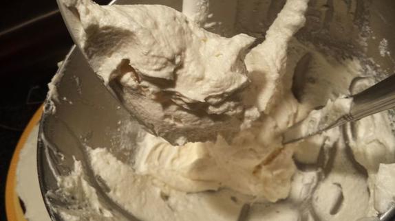 Легкий рецепт красивого летнего торта: малина, мята, основа из брауни и сырный крем
