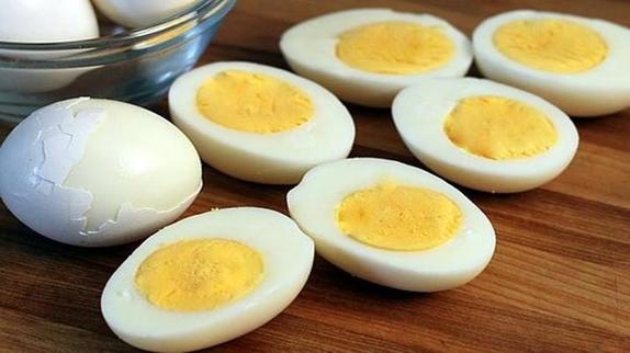 Знакомый повар рассказал, как превратить вареные яйца во вкуснейшее блюдо: нужно просто взять кусочек сливочного масла