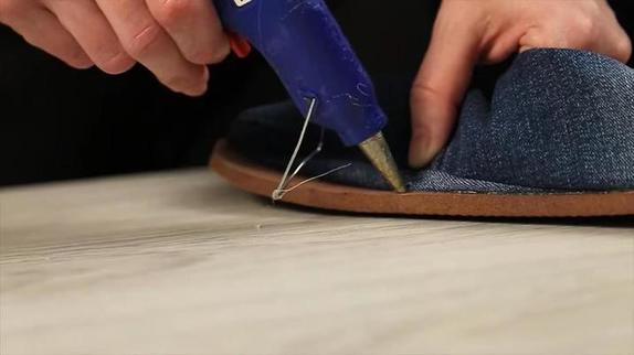 Новая жизнь старых джинсов: делаю удобные домашние тапочки для всей семьи (видео)