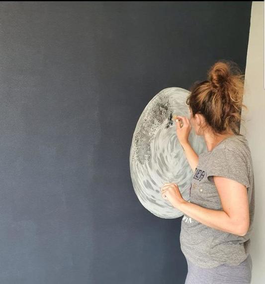 28-летняя будущая мама нарисовала фантастическую фреску на стене спальни ее еще не рожденного сына