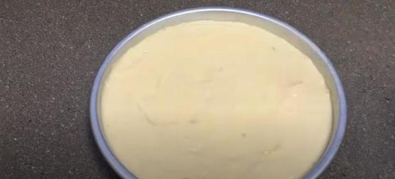 Знакомая показала, как готовить бисквит без миксера и духовки: пошаговый рецепт