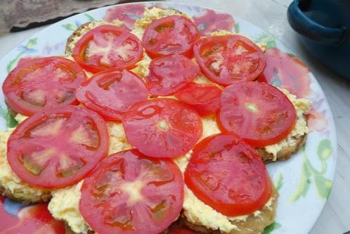 Сытно, вкусно и полезно: летом часто готовлю кабачковый торт с помидорами и сыром (рецепт)
