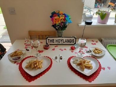 На столе рыба и жареный картофель: паре надоело откладывать свою свадьбу, и они устроили праздник дома
