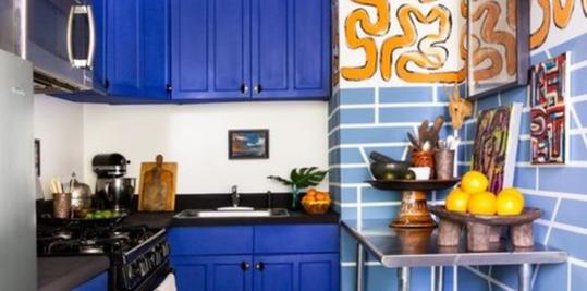 Идея ремонта от дизайнера: для создания сочной кухни он использовал краску, клейкую ленту и фантазию