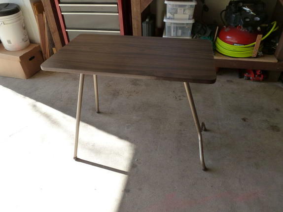 Долго не могла подобрать стол для швейной машины, но муж придумал, как переделать обычный: получилось очень удобно