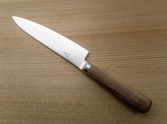 Профессиональные повара рассказали, как правильно сворачивать галеты, чтобы края были ровными и аккуратными: нужно просто воспользоваться ножом