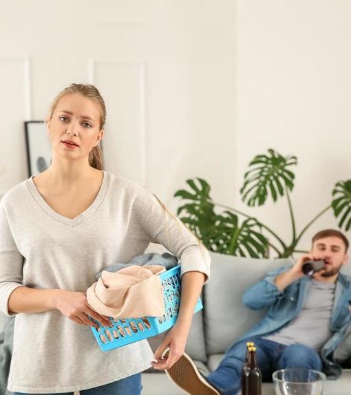 Что делает мужа по-настоящему ленивым и эгоистичным: обратить внимание стоит на уборку по дому, работу и даже денежные расходы