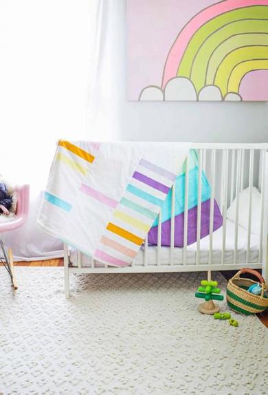 Сделала для малыша красочное стеганое одеяло: с шитьем справится и новичок