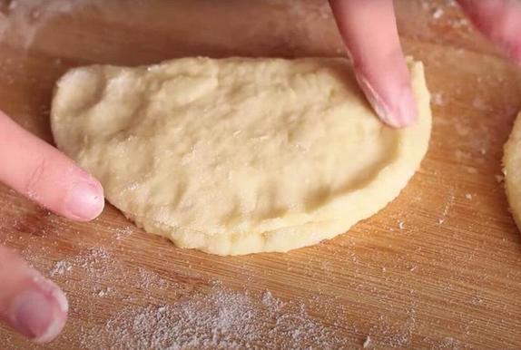 Для пирожков с овощами тесто готовлю прямо из картофельного пюре: при жарке не пригорают и сок не льется (рецепт)