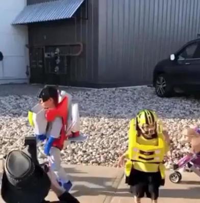 Необычные костюмы: за несколько секунд дети превращаются в трансформеров (видео)