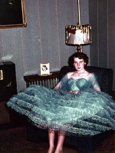 Я бы и сейчас надела: выпускные платья 50-х годов прошлого столетия (фото)